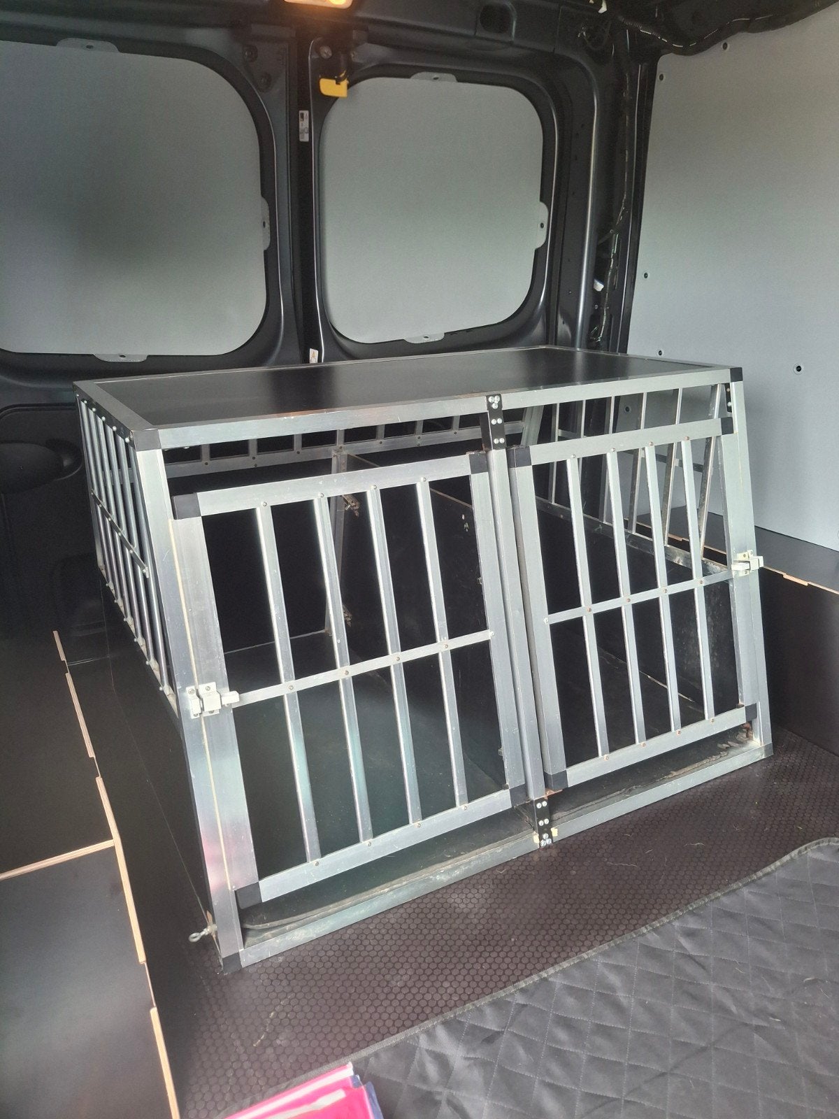 Honden bench voor de auto of cammionet.
In goede staat, iets, Ophalen