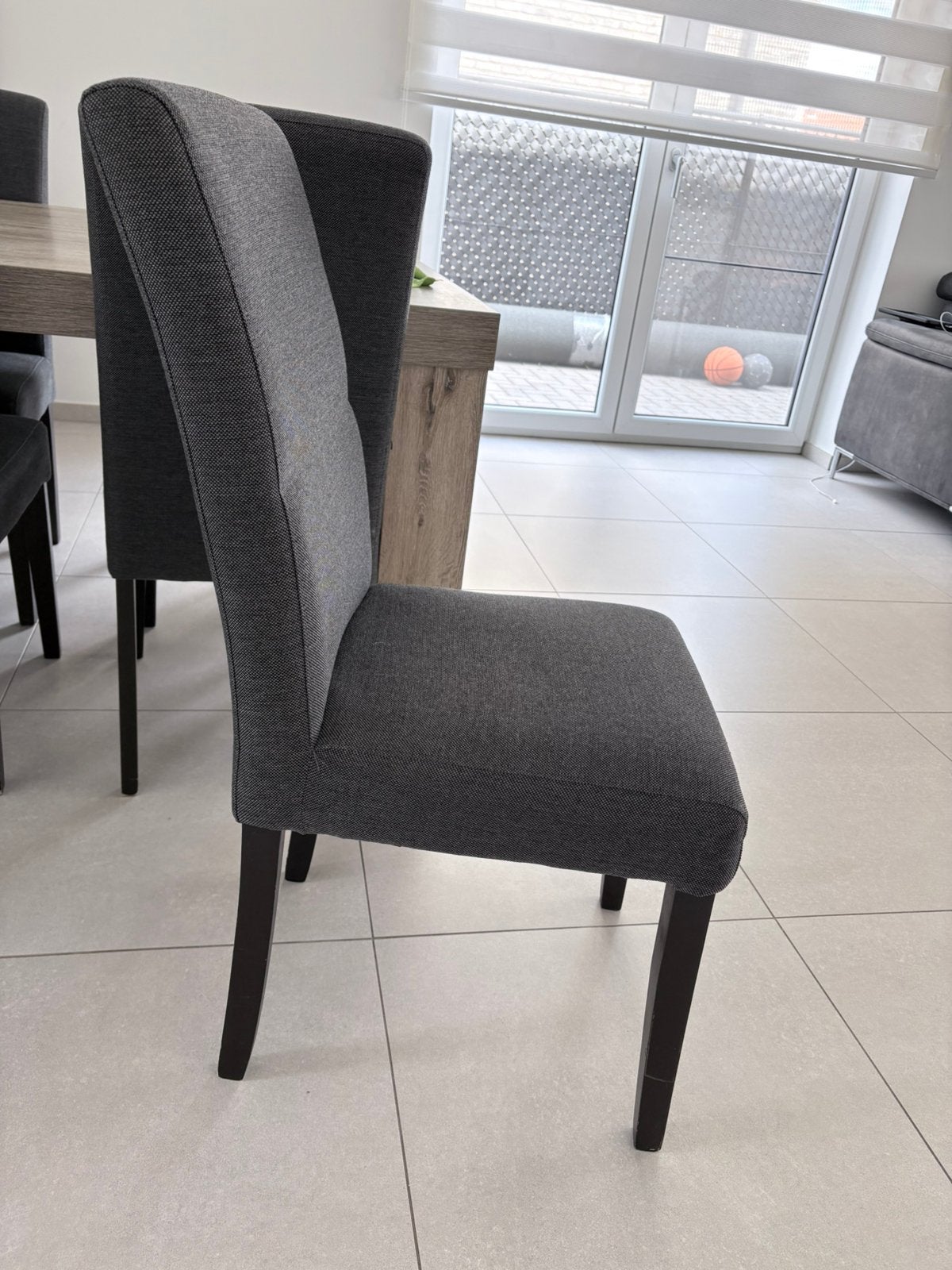 Table avec chaises, Enlèvement