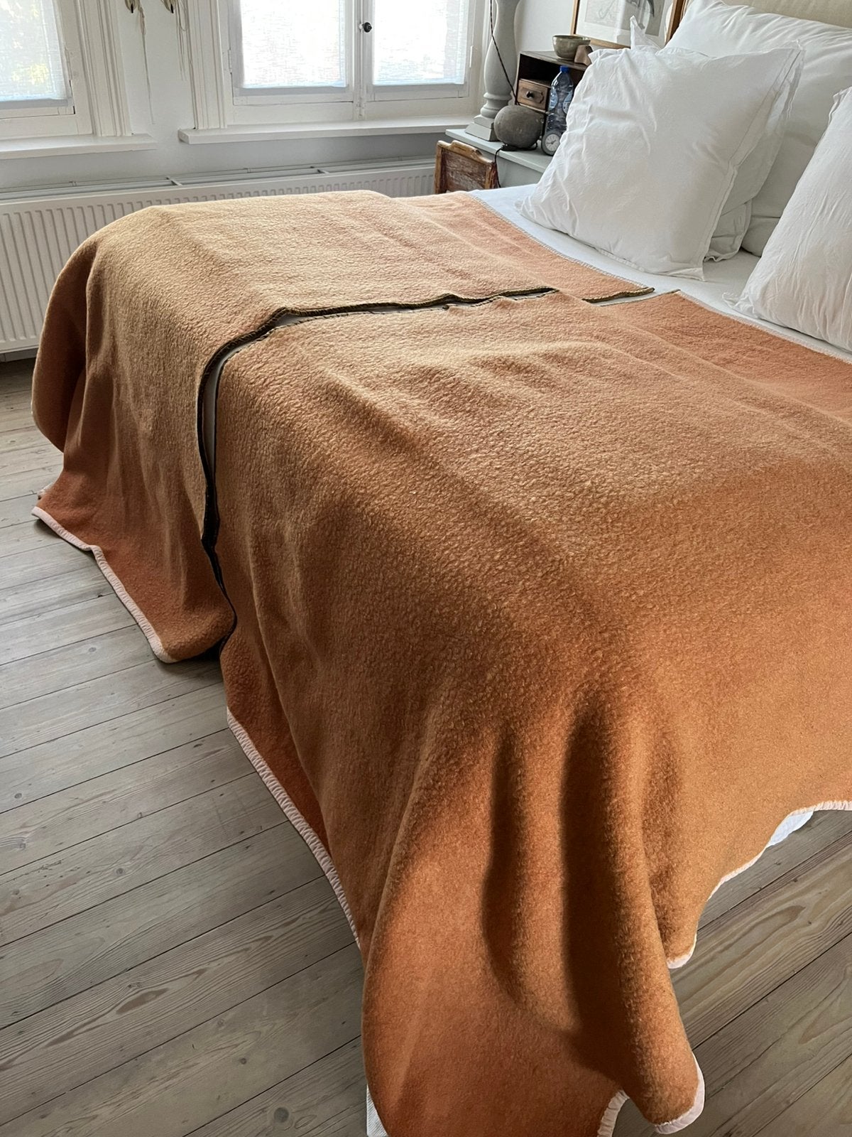 BED DEKEN 2 STUKS IN 100% WOL 2 STUKS LICHTBRUIN  ZALMROZE, Huis en Inrichting, Slaapkamer | Beddengoed, Gebruikt, Bruin, Ophalen of Verzenden