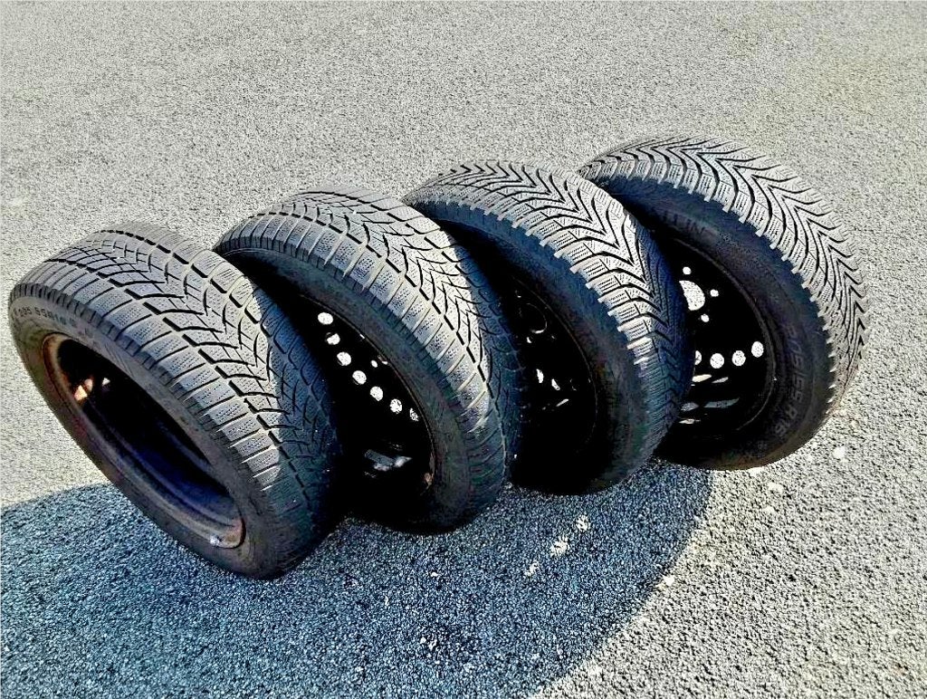 4 pneus hiver 205/55-16 montés sur jantes Ford, Autos : Pièces & Accessoires, Pneus et Jantes, Pneus hiver, 16 pouces, 205 mm