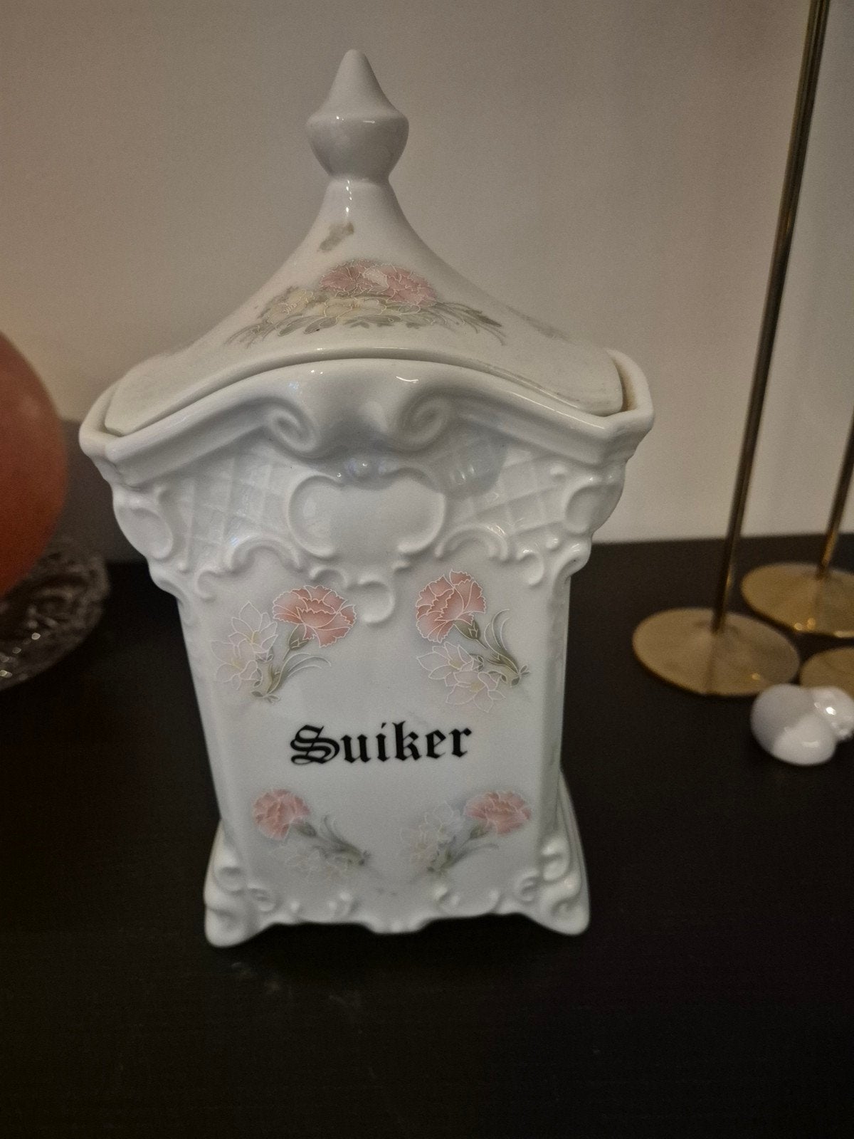 Porseleinen suikerpot, Ophalen