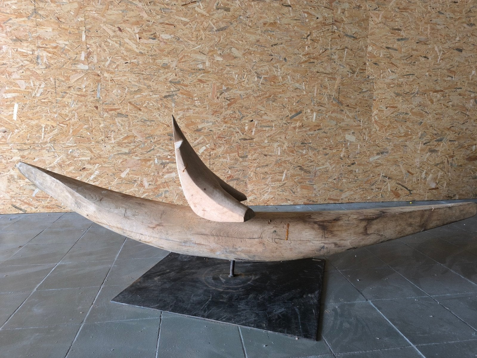 Sculptuur van Roland Lavianne. Houten beeld.