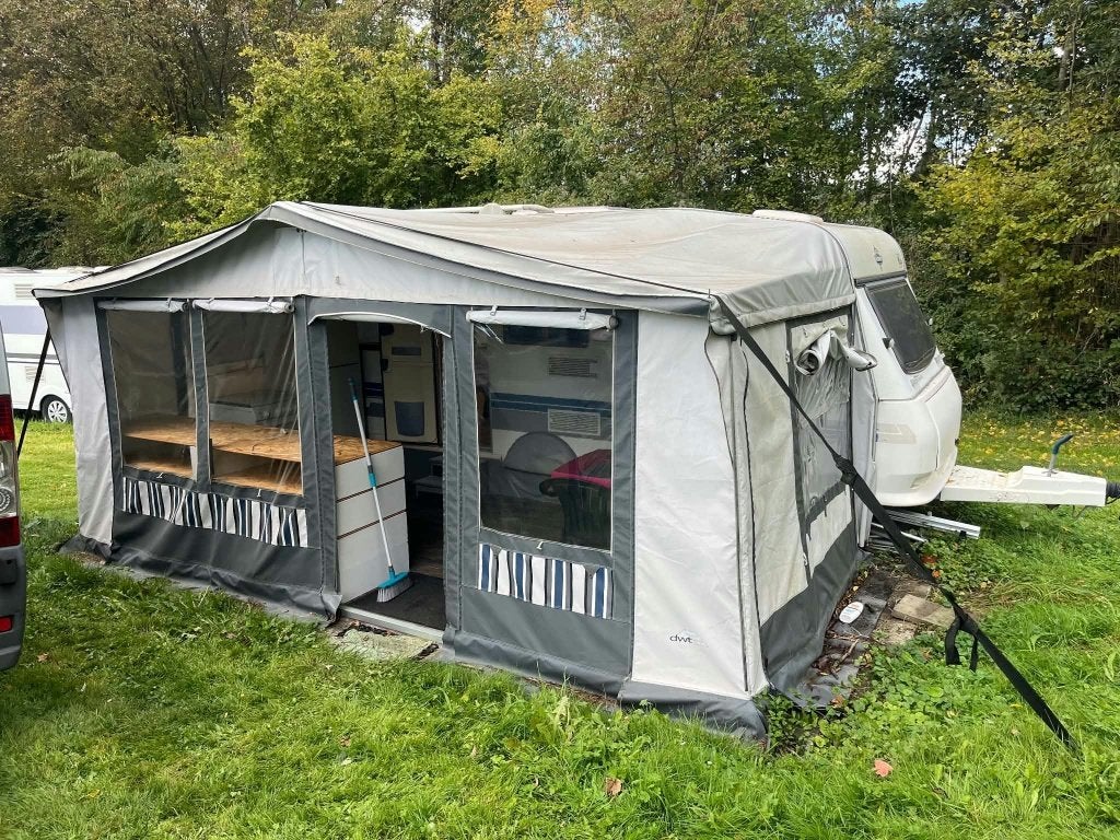 Caravane Hobby avec auvent, plancher, vinyle et aménagements, Jusqu'à 4, Fenêtres ouvrantes, Hobby, Particulier