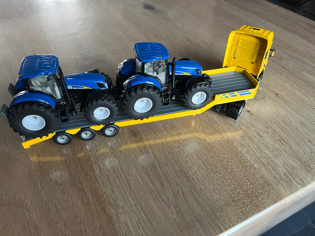 Siku 1805 dieplader met twee New Holland T7070 tractoren, Enlèvement, Comme neuf, Tracteur et Agriculture, SIKU