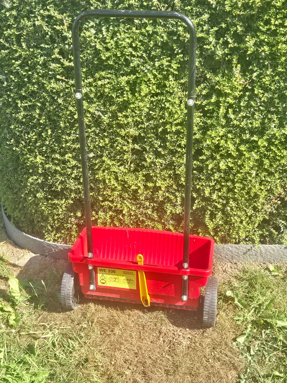 Te koop
WOLF-Garten universele strooiwagen WE 330 - strooibr, Tuin en Terras, Ophalen