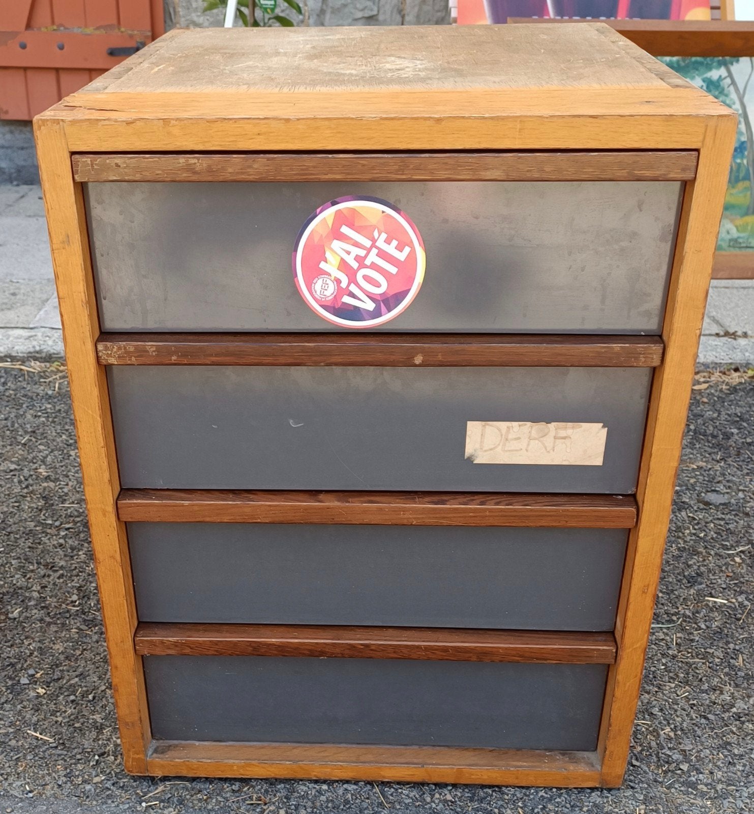 Meuble d'atelier à tiroirs, Enlèvement