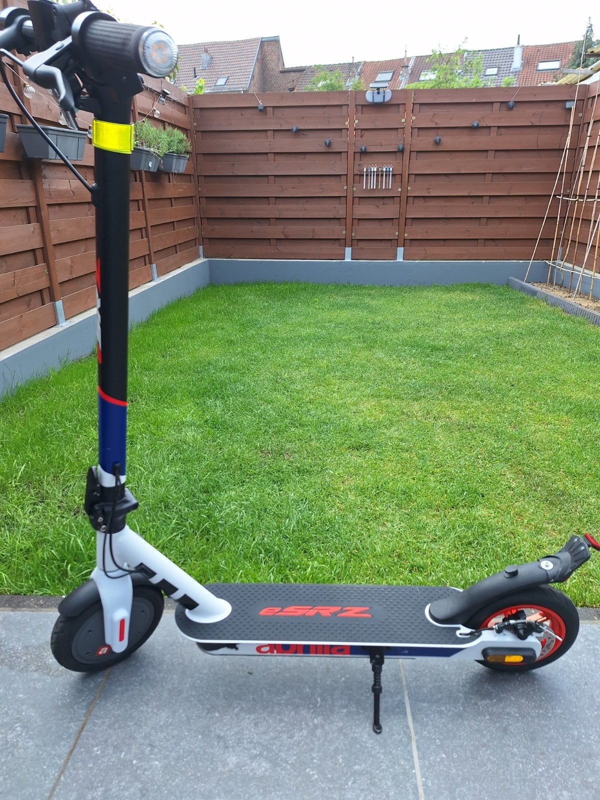 TROTTINETTE APRILIA ESRZ COMME NEUVE, Vélos & Vélomoteurs, Trottinettes, Enlèvement, Comme neuf, Step électrique (E-scooter)