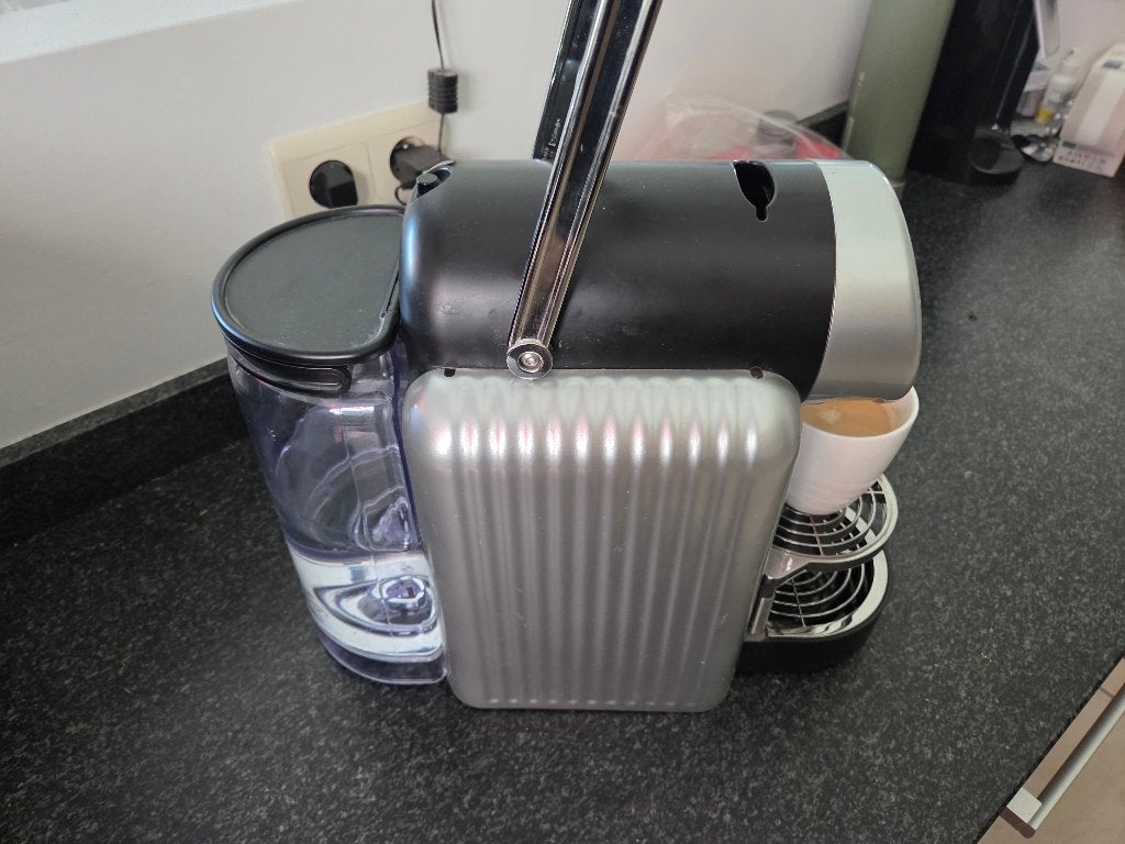 Nespresso Zenius koffiemachine, Electroménager, Cafetières, Réservoir d'eau amovible, Dosettes et capsules de café, Utilisé, Enlèvement