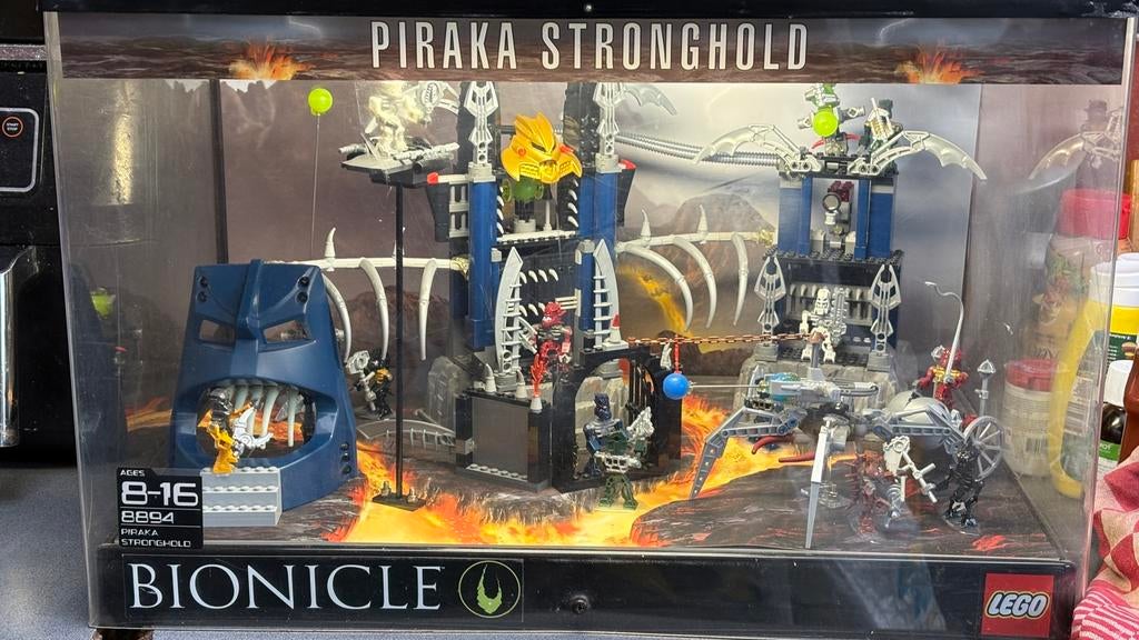 Lego Bionicle - Piraka Stronghold display, Kinderen en Baby's, Speelgoed | Duplo en Lego, Zo goed als nieuw, Lego, Overige typen
