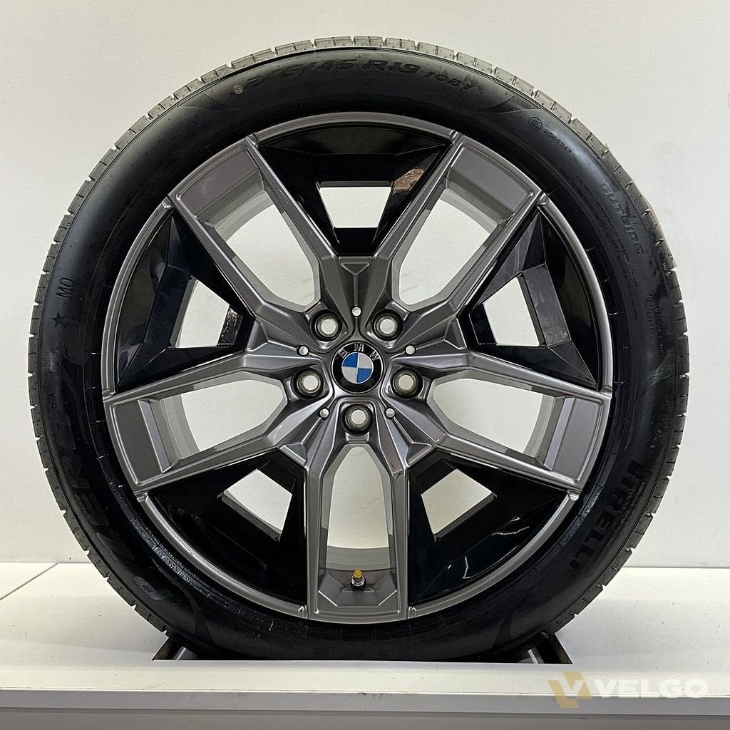 BMW 5 SERIE G60 I5 G60 SET VELGEN + ZOMERBANDEN 19 INCH ORIG, Auto-onderdelen, 19 inch, -, -, Banden en Velgen