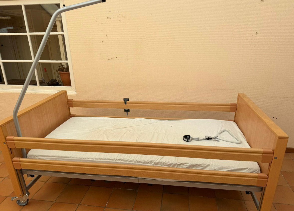 Lit électrique complet avec matelas anti-escarres, Enlèvement, Comme neuf