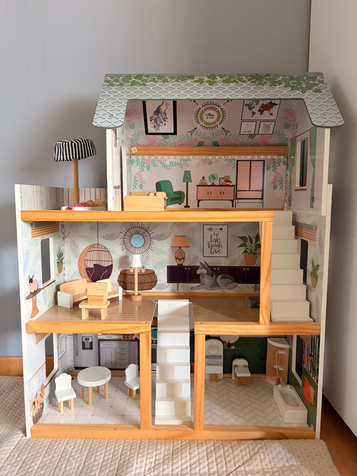 Prachtig houten poppenhuis met meubeltjes en licht, Ophalen, Zo goed als nieuw, Poppenhuis