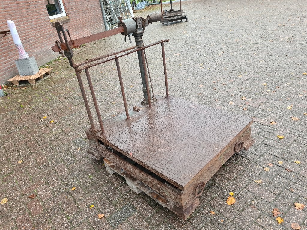 Antieke grote gietijzeren industriële bascule Is Geklonken, Antiek en Kunst, Ophalen