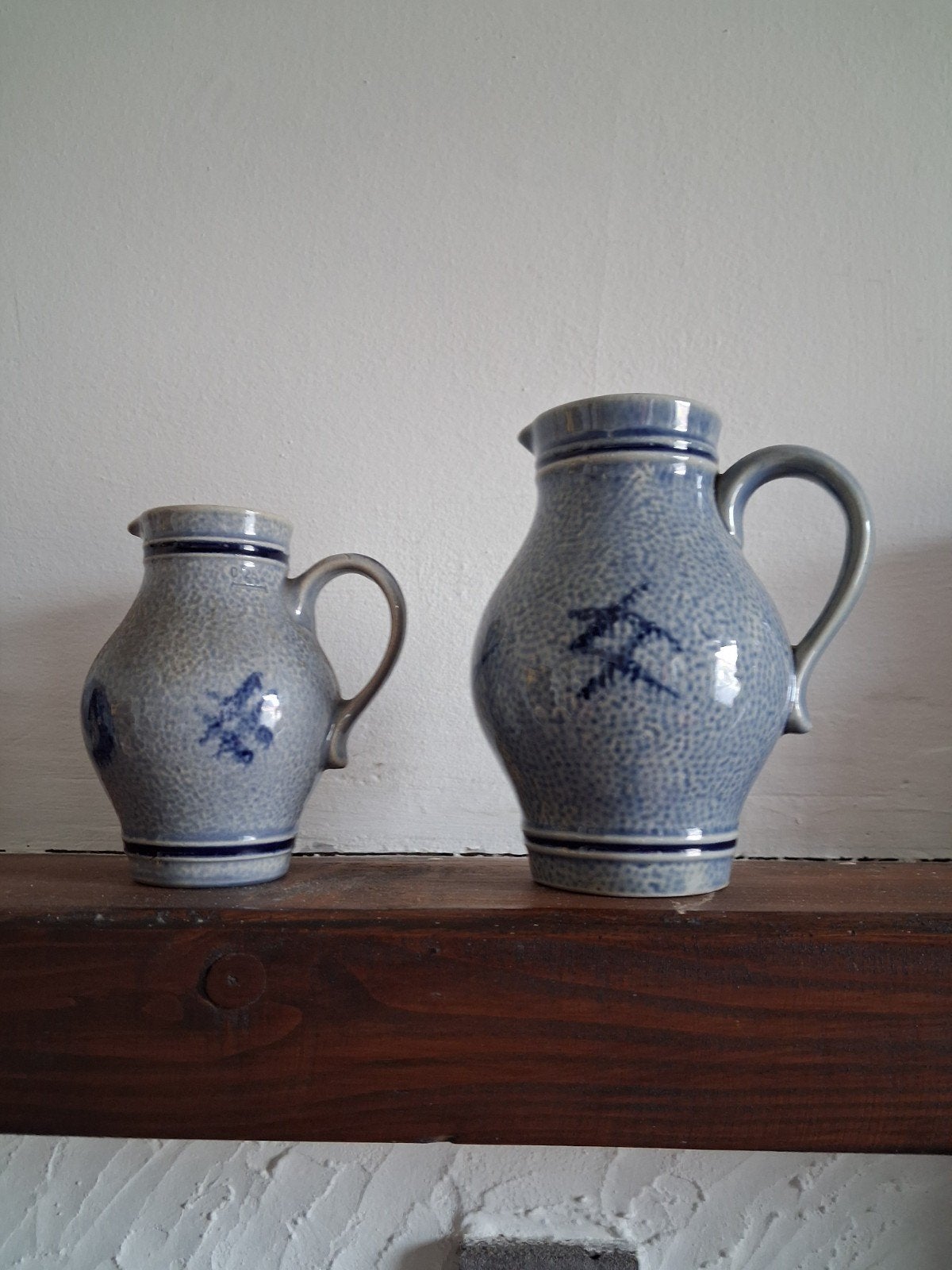 Duo de pichets " style grès bleu" de 12 cm et de 15 cm, Antiquités & Art, Enlèvement ou Envoi