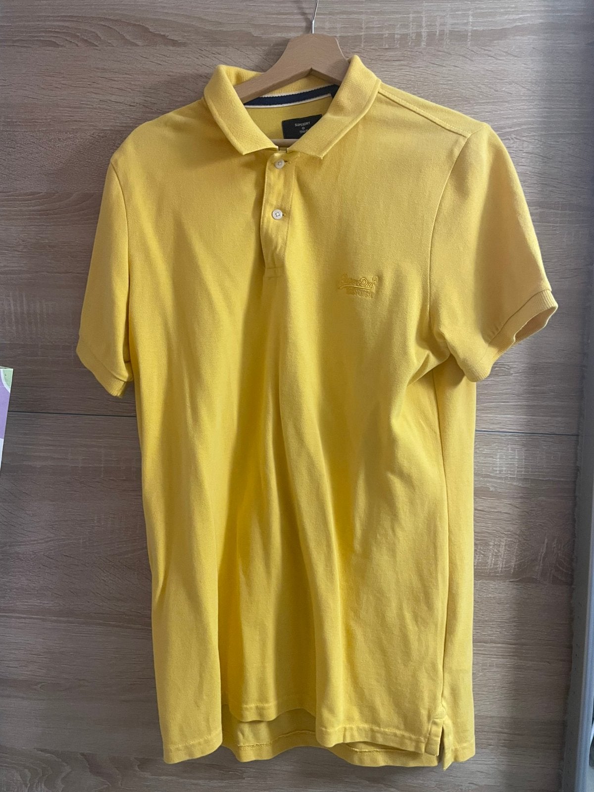 Polo superdry neuf, Enlèvement, Comme neuf, Taille 56/58 (XL), Jaune
