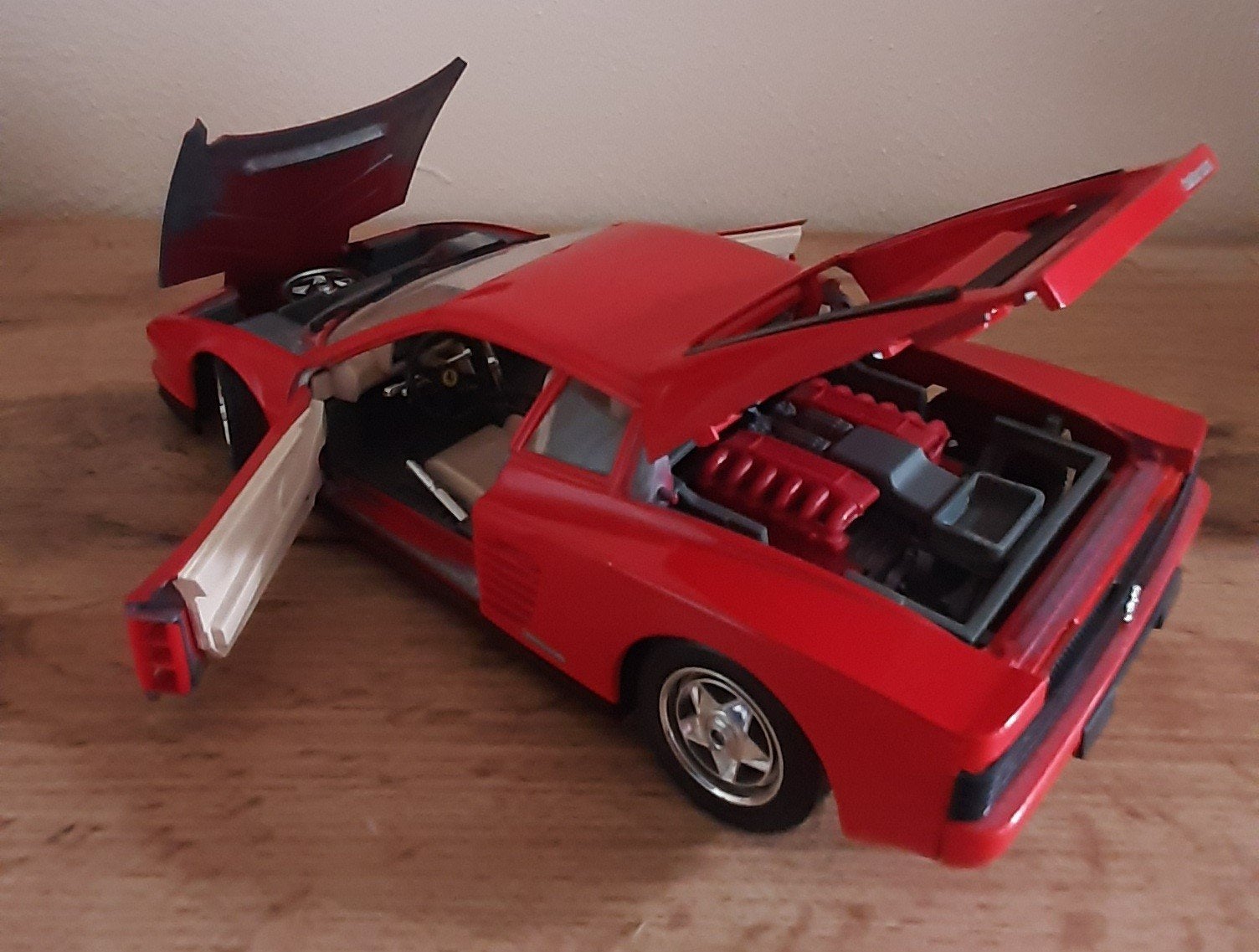 Ferrari Testarossa 1984 rouge (1:18)
toujours dans la vitrin, Enlèvement