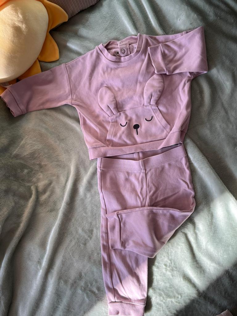 Ensemble legging et pull  Kiabi 12 mois, Enfants & Bébés, Enlèvement, Utilisé, Fille, Ensemble