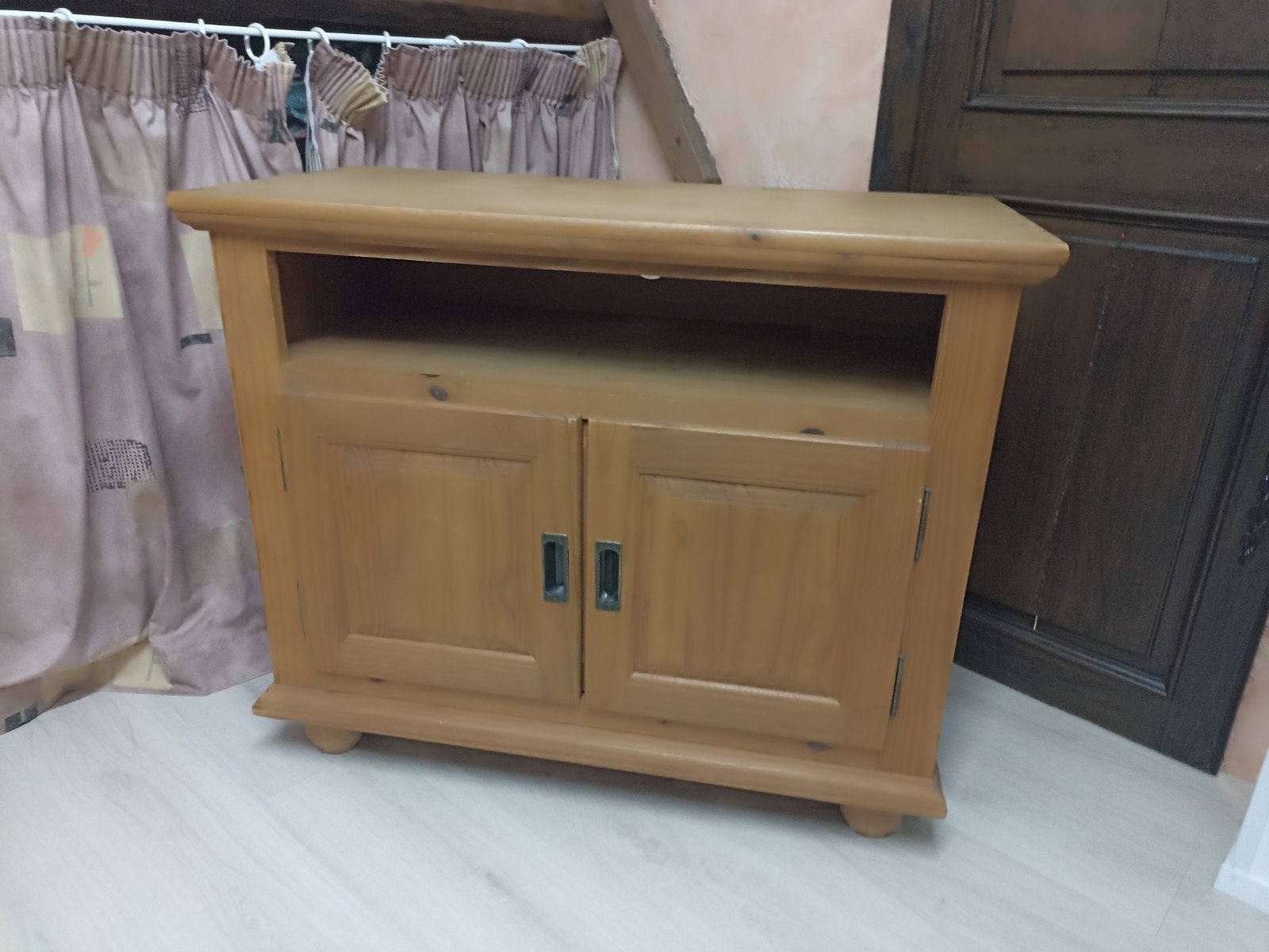 Petit meuble TV
Longueur 90 cm
Profondeur 43 cm 
Hauteur 77, 25 à 50 cm, Moins de 100 cm, Enlèvement, Utilisé