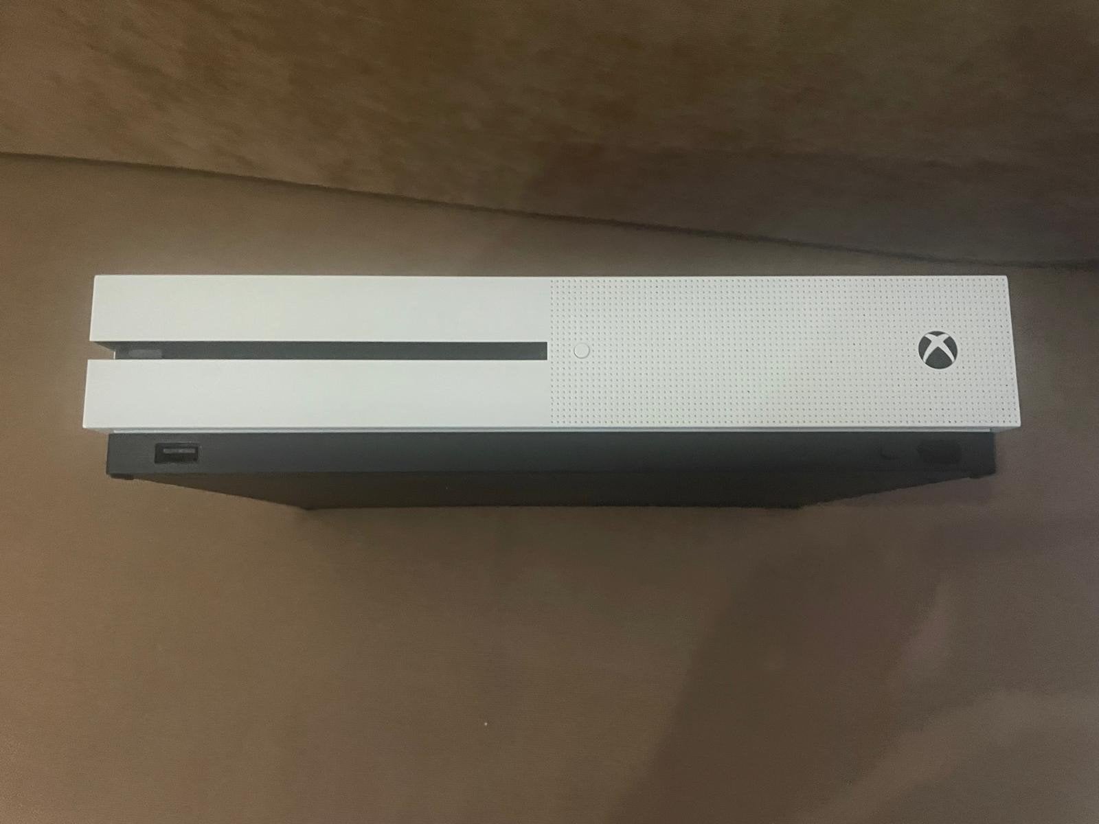Xbox one s 2 controllers werkt perfect als nieuw 0477921449, Games en Spelcomputers, Spelcomputers | Xbox One, Ophalen of Verzenden