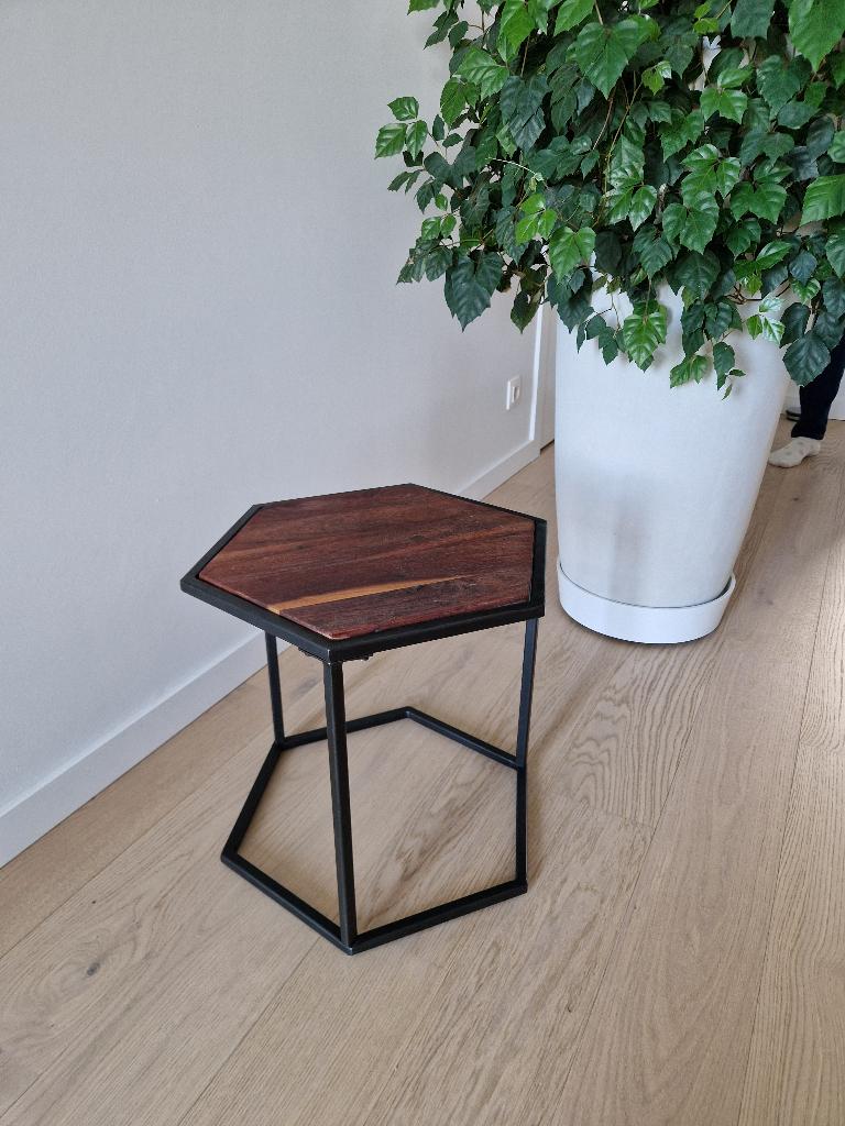 Table d'appoint en métal noir de haute qualité et bois dur, Moins de 55 cm, Comme neuf, Autres matériaux, Moins de 45 cm