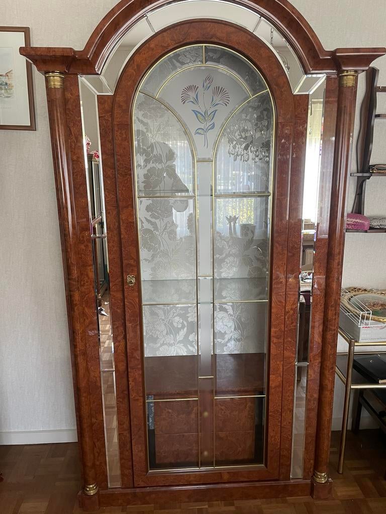Vitrine kast (walnoothout), Ophalen, Zo goed als nieuw