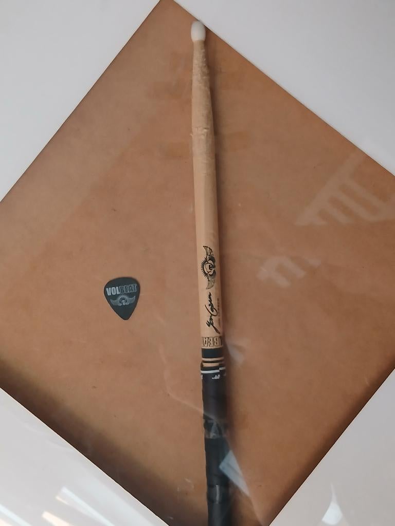Gesigneerde drumstick + plectrum, Musique & Instruments, Musiques & Instruments Autre, Enlèvement, Utilisé