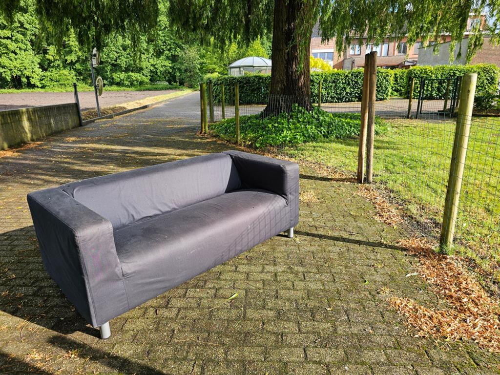 IKEA KLIPPAN zitbank (zwart, diverse kleurrijke overtrekken, Huis en Inrichting, Ophalen, Gebruikt, Driepersoons, Rechte bank