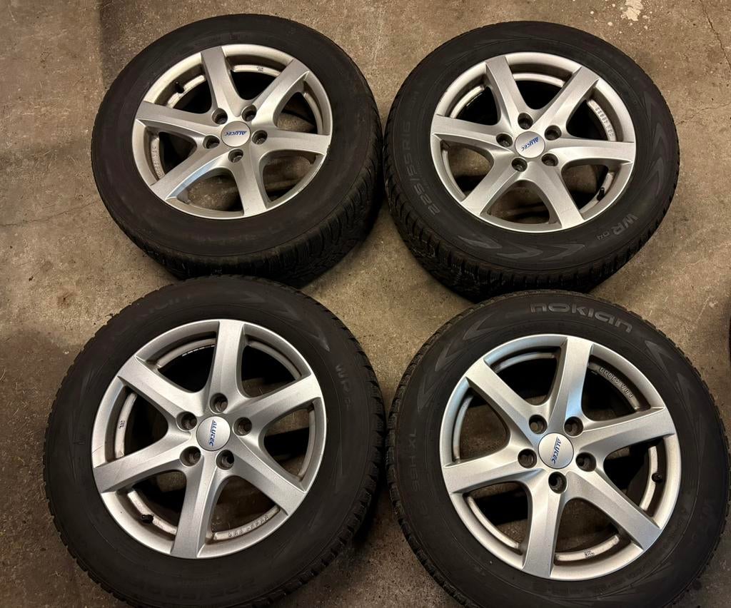 Winterbanden op velg 225 55 R 16 volkswagen, Auto-onderdelen, Banden en Velgen, Ophalen, Winterbanden