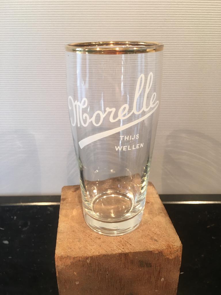 Morelle Thijs Wellen 1 x hoge en 1x lage opdruk, Verzamelen, Biermerken, Gebruikt, Glas of Glazen, Overige merken, Ophalen of Verzenden