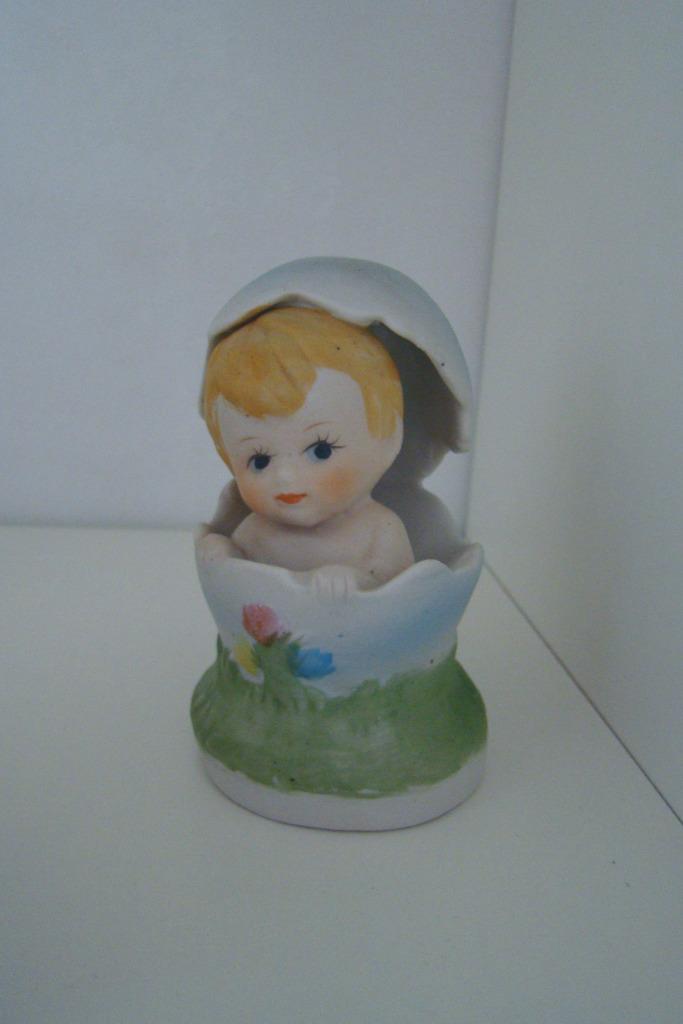 ei kindje in eierdop (denk porselein ) beeldje 11cm H  6,5cm, Enlèvement, Comme neuf