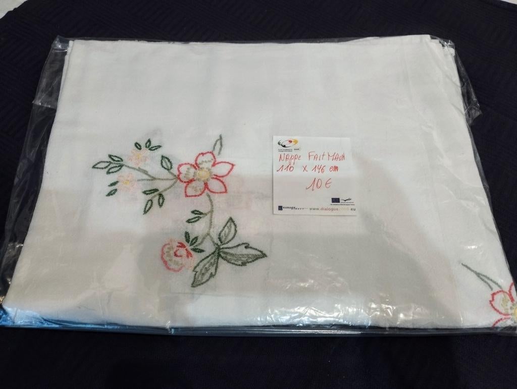 Nappe brodée FAIT MAIN 146 X 110 cm, Enlèvement, Comme neuf