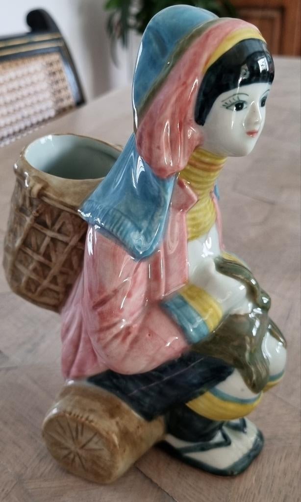 Beeldje vrouw met mand, Antiek en Kunst, Antiek | Porselein, Ophalen of Verzenden