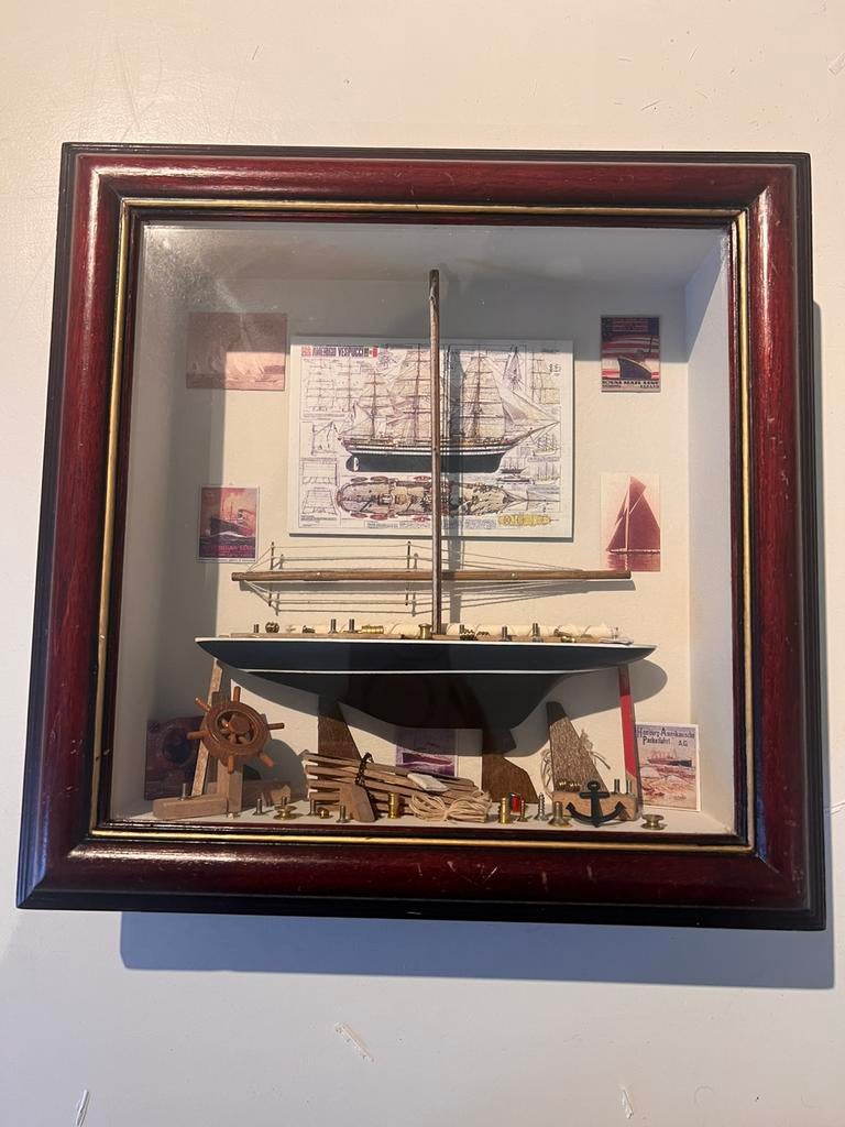 Kader met miniatuur zeilboot 29 x 29, Ophalen of Verzenden, Zo goed als nieuw, Zeilboot, Schaalmodel