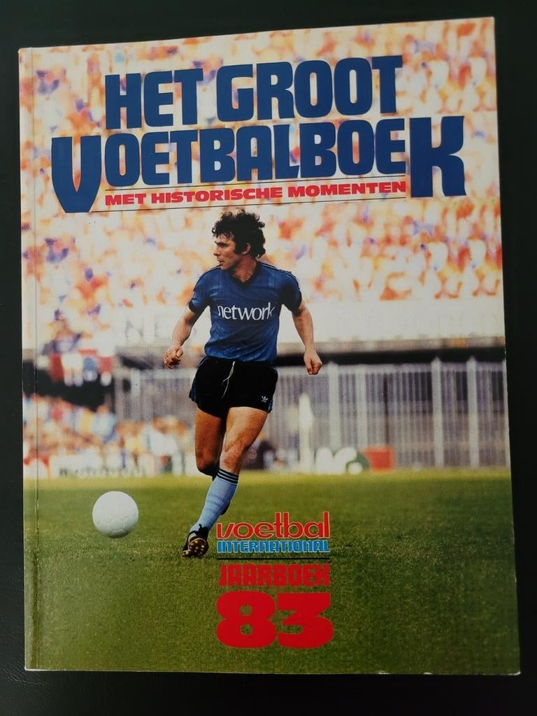 Het groot voetbalboek jaarboek 1983, Ophalen of Verzenden, Zo goed als nieuw