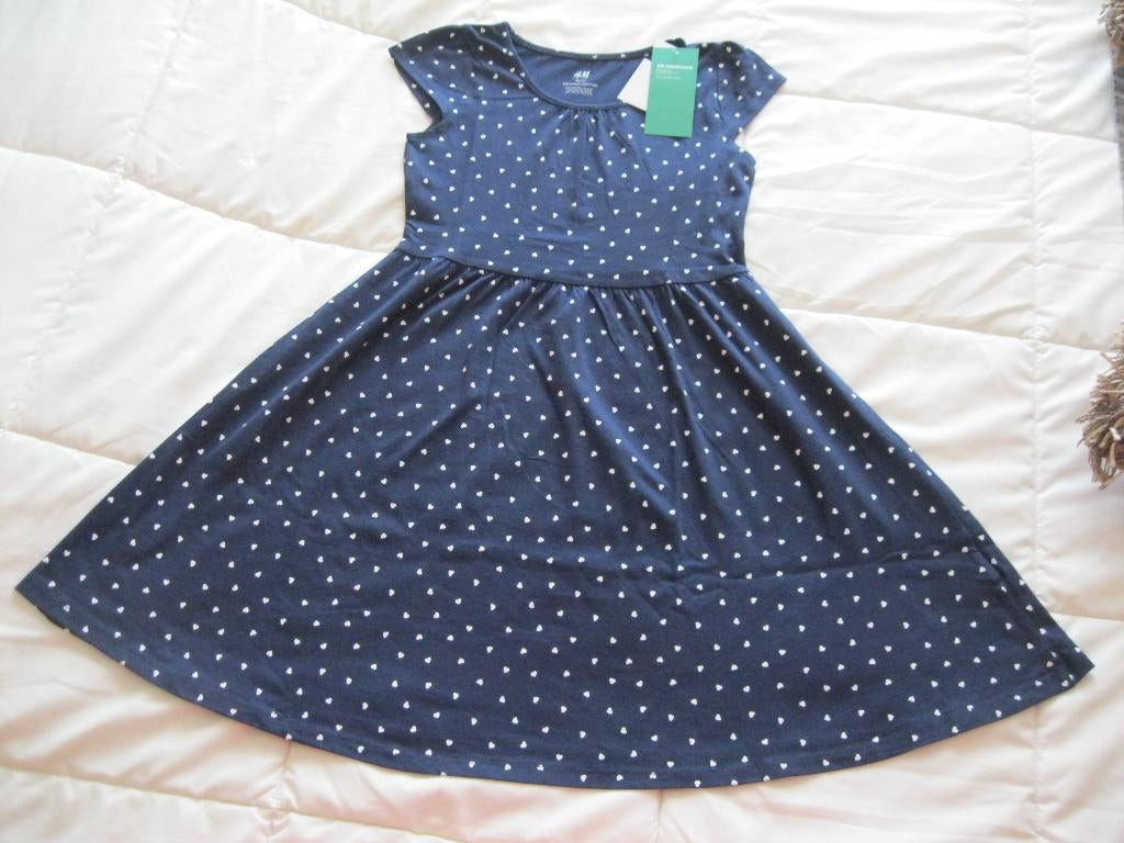 Robe été neuve H&M bleu avec coeurs blancs 134, Neuf, Robe ou Jupe, Enlèvement ou Envoi, H&M, TQF Collection