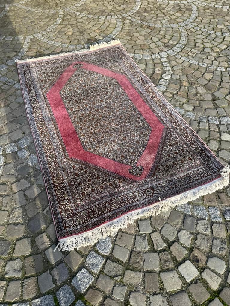 Tapis en soie, Enlèvement