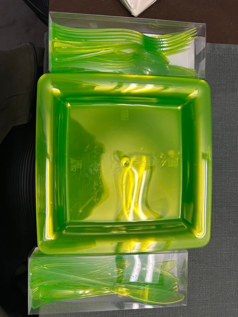 10 plastic borden en 10 stuks bestek plastic, Huis en Inrichting, Keuken | Servies, Ophalen