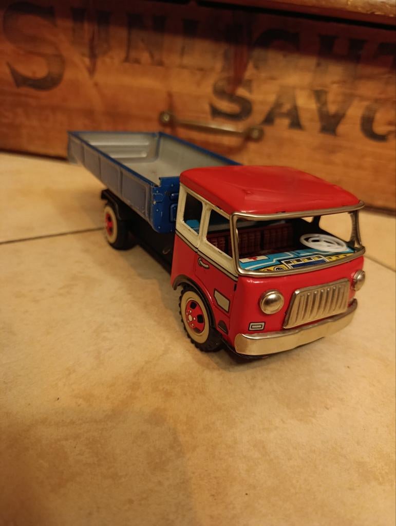 ME073 camion à friction vintage en tôle, Hobby & Loisirs créatifs, Utilisé, Bus ou Camion, Autres marques