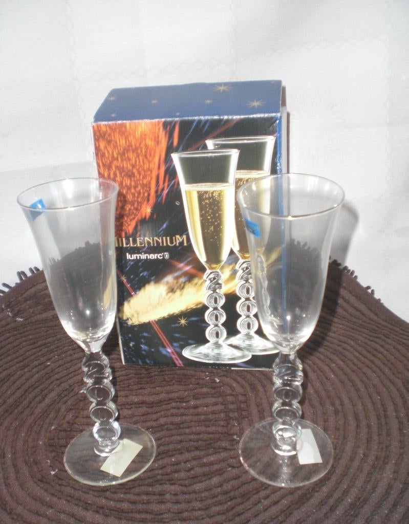 Deux flûtes à champagne Luminarc Millénium "2000", Enlèvement, Comme neuf