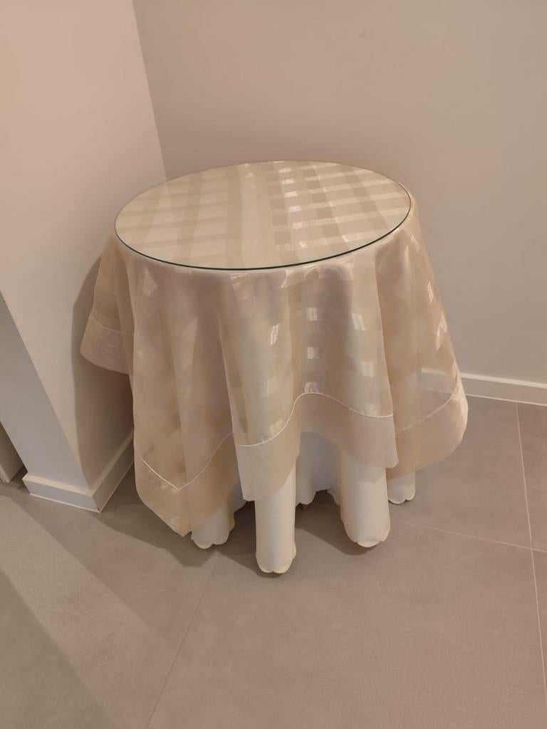 Bijzettafel met tafelkleed en glazen blad, Ophalen
