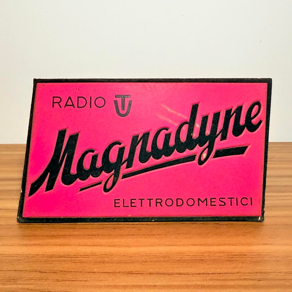 PANNEAU D'AFFICHAGE RADIO TV MAGNADYNE ORIGINAL VINTAGE 1959, Envoi, Utilisé, Panneau publicitaire