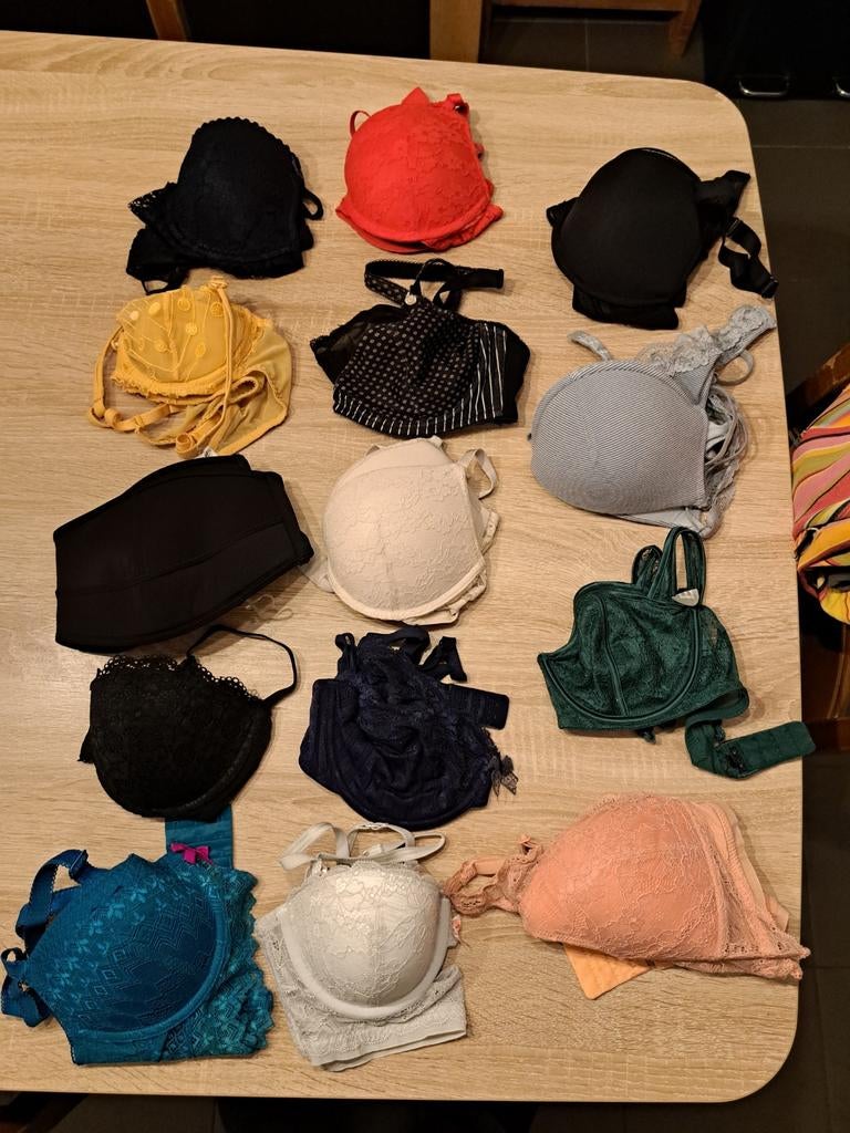 Soutiens-gorge de différentes marques et tailles, Enlèvement