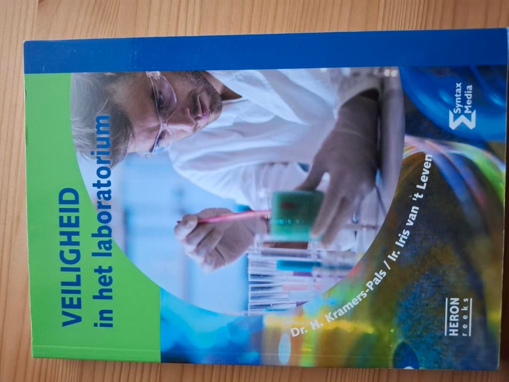 Veiligheid in het laboratorium, Ophalen of Verzenden, Zo goed als nieuw
