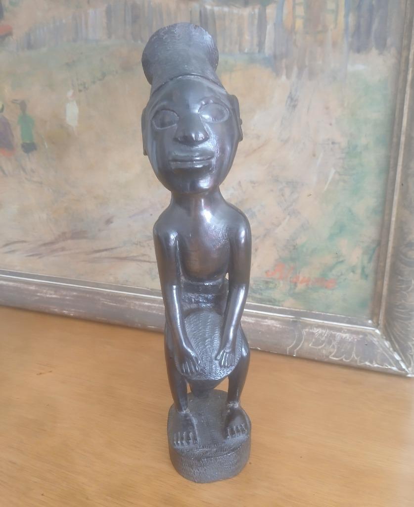 Statue africaine, vieil homme tambourinier coiffé d'un chape, Enlèvement ou Envoi