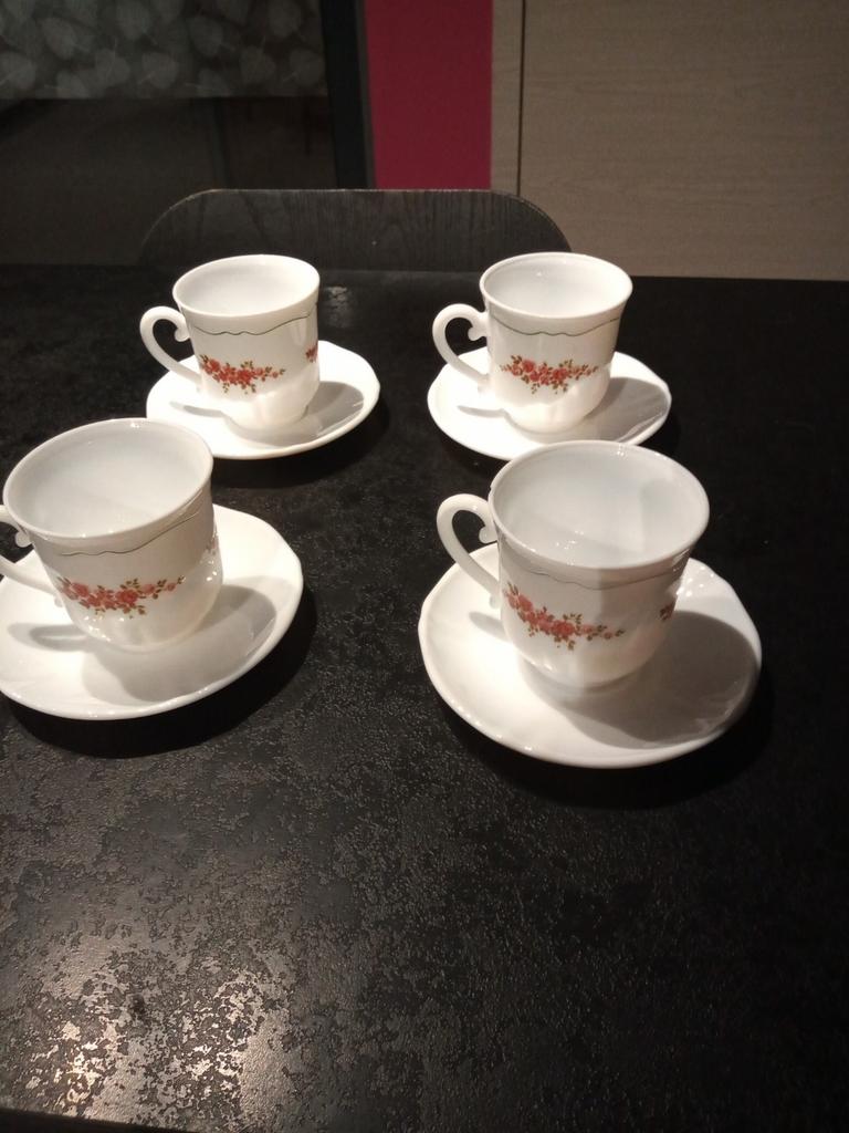 4 tasses arcopal " roses rouge"