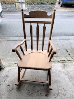 Vintage schommelstoel met houten spijlen (schommelstoel), Ophalen