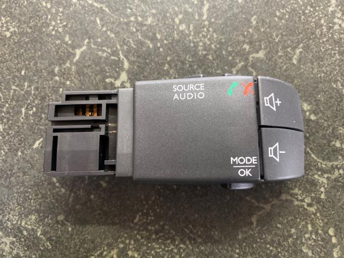 Commande radio volant d'un Renault Clio, Autos : Pièces & Accessoires, Enlèvement ou Envoi, 3 mois de garantie, Utilisé, Renault