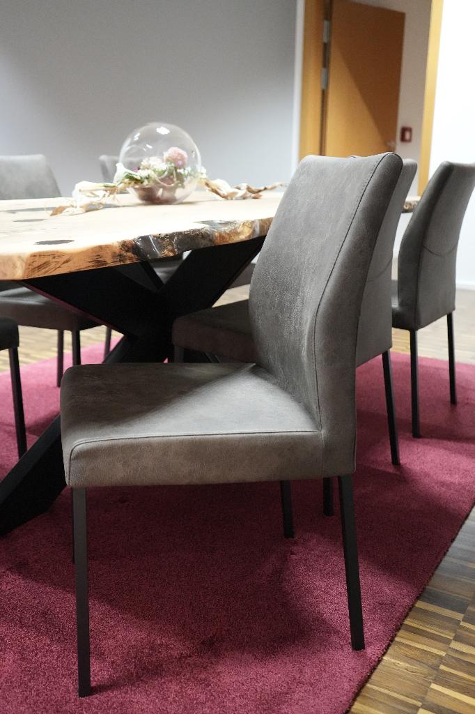 6 chaises en similicuir (Unic Barrel), Neuf, Gris, Enlèvement, Cinq, Six Chaises ou plus
