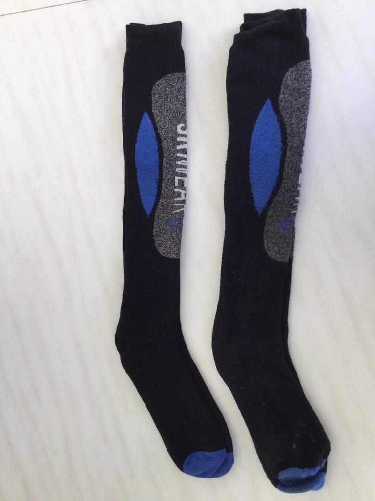Kniekousen maat 42-45 - 2 paar zwart en 3 paar grijs, Vêtements | Hommes, Chaussettes & Bas, Enlèvement ou Envoi, Porté, Taille 39 à 42