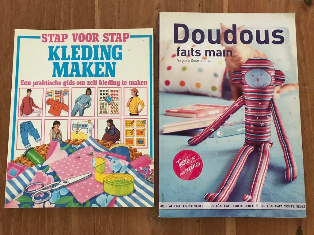 Naaiboek Stap voor stap kleding maken Doudous faits main, Boeken, Ophalen of Verzenden, Gelezen, Borduren en Naaien